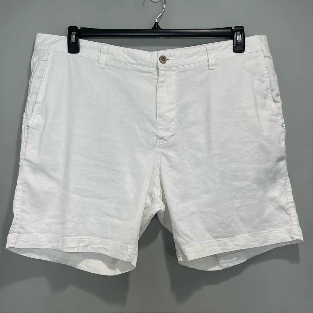 Tommy Bahama White Shorts size 42